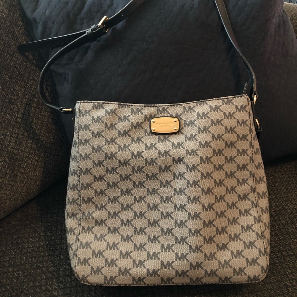 MK Shoulder bag slightly used, in GREAT condition
